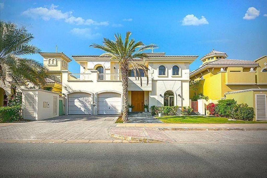 5 bedroom luxury Villa for sale in frond b, The Palm Jumeirah, Dubai1