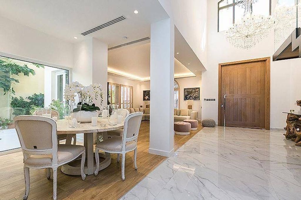 5 bedroom luxury Villa for sale in frond b, The Palm Jumeirah, Dubai3