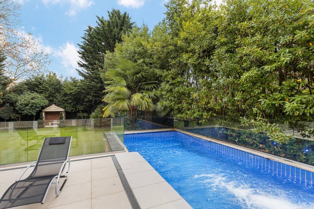 Luxury Detached House for sale in London, England10