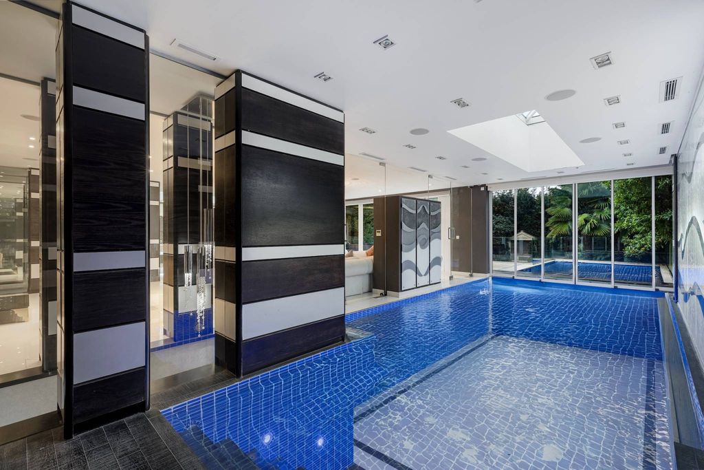 Luxury Detached House for sale in London, England11