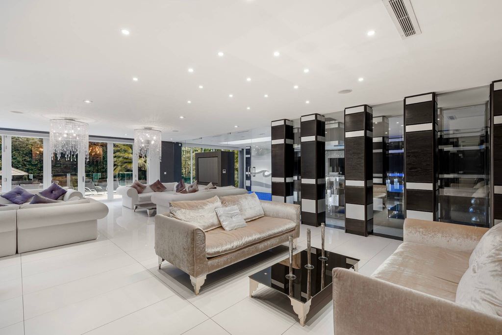 Luxury Detached House for sale in London, England2