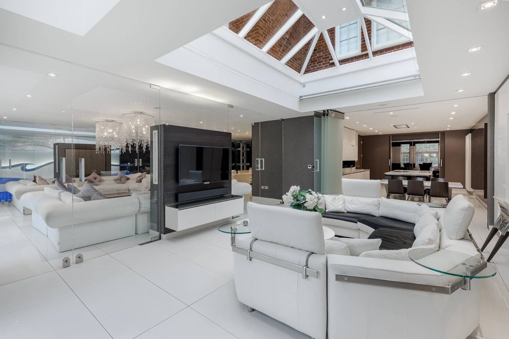 Luxury Detached House for sale in London, England3