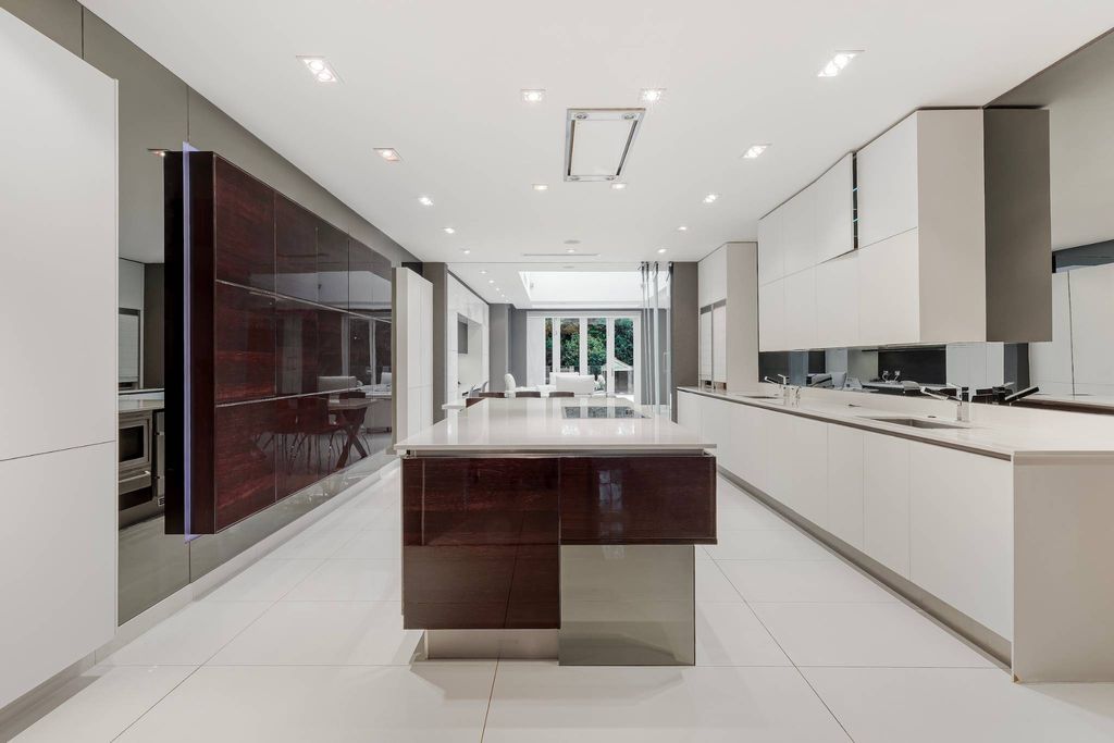 Luxury Detached House for sale in London, England4