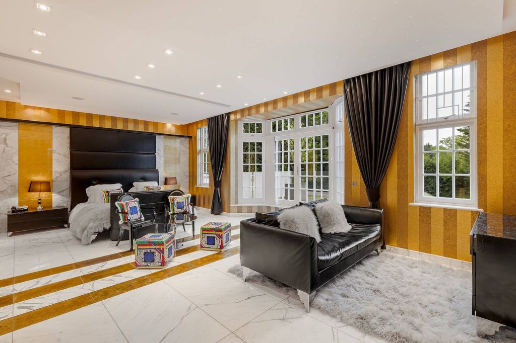 Luxury Detached House for sale in London, England6