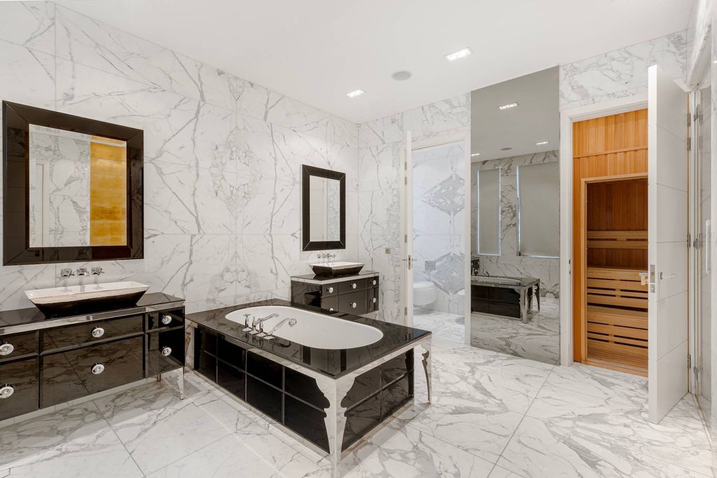 Luxury Detached House for sale in London, England7