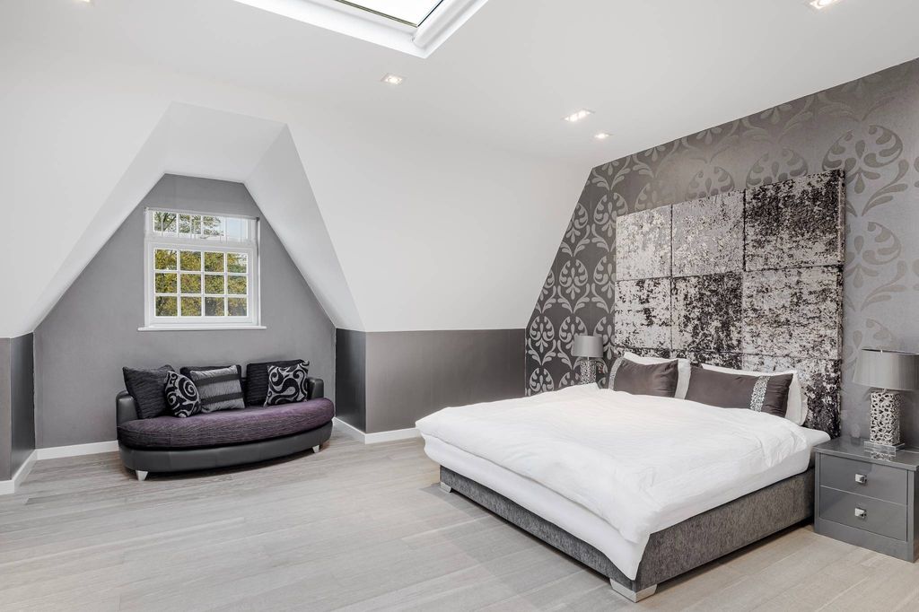 Luxury Detached House for sale in London, England8