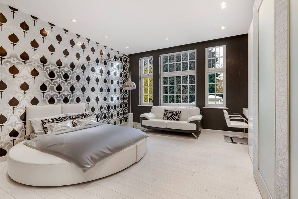 Luxury Detached House for sale in London, England9